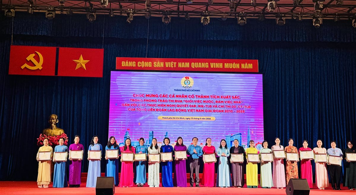 ĐỒNG CHÍ PHAN MINH NGUYỆT ĐƯỢC LIÊN ĐOÀN LAO ĐỘNG TP.HCM TẶNG BẰNG KHEN